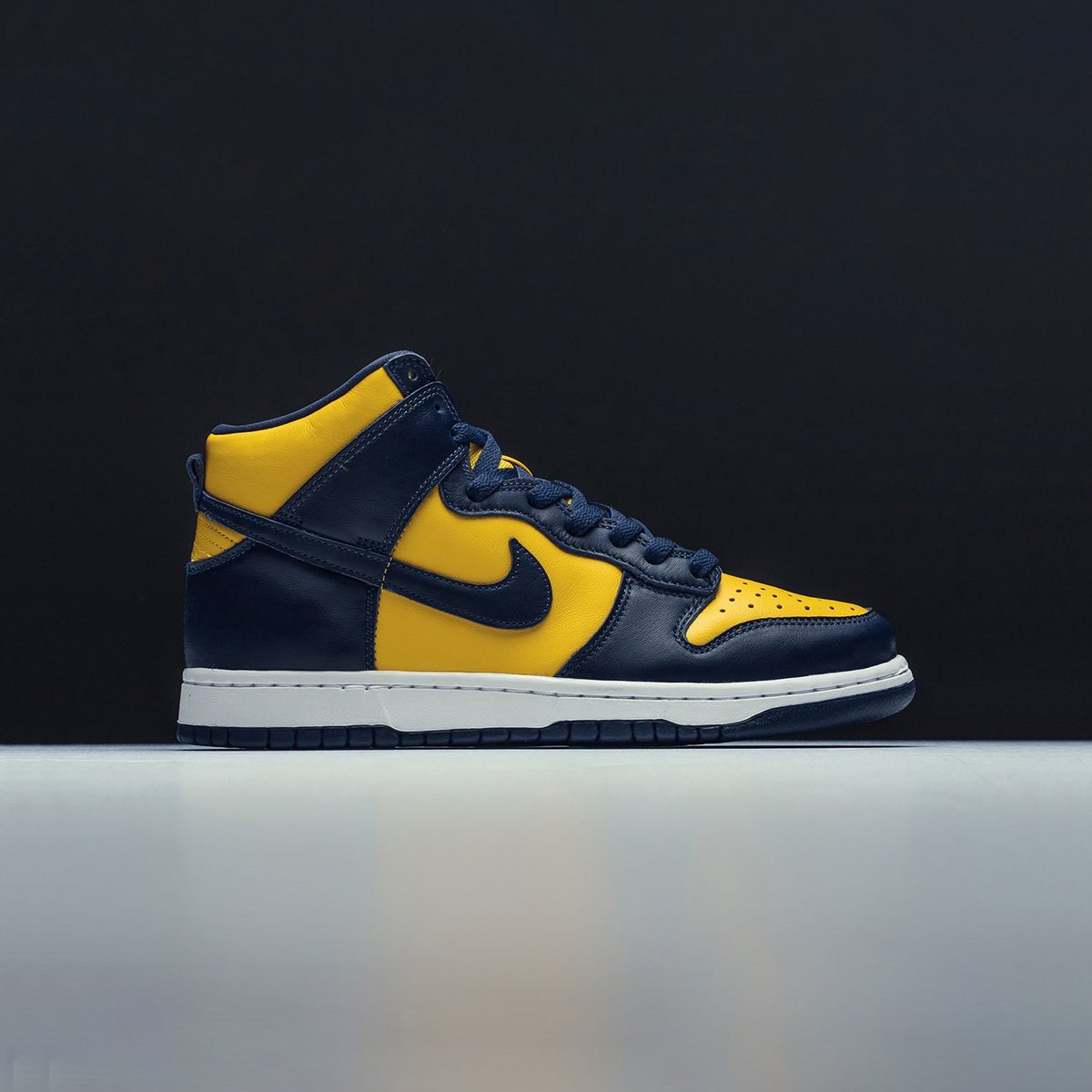 LimitedRunShop's tweet photo. JUST DROPPED! The Nike Dunk High Michigan is the latest version of Nike's hugely-popular Dunk silhouette to release! Stock is quite limited so be sure to grab yours before they are fully sold out. Shop now- https://t.co/PMrvK55sFg
#LimitedRunShop #NikeDunkHigh
📸: @feature https://t.co/HwGLWPxYfr
