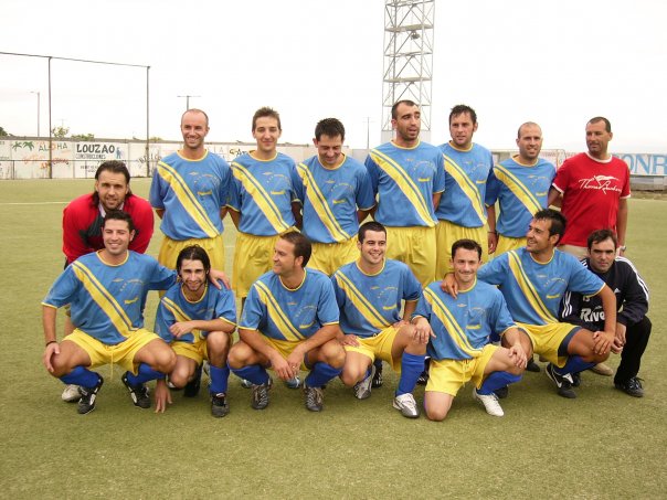 SÁLVORA: UN SOÑO EN AMARELO E AZUL  
Fai quince anos xa que un grupo de amigos con poucas máis pretensións que xogar xuntos e gozar do fútbol puxemos a andar un equipo que pouco a pouco foi medrando coma un soño.....