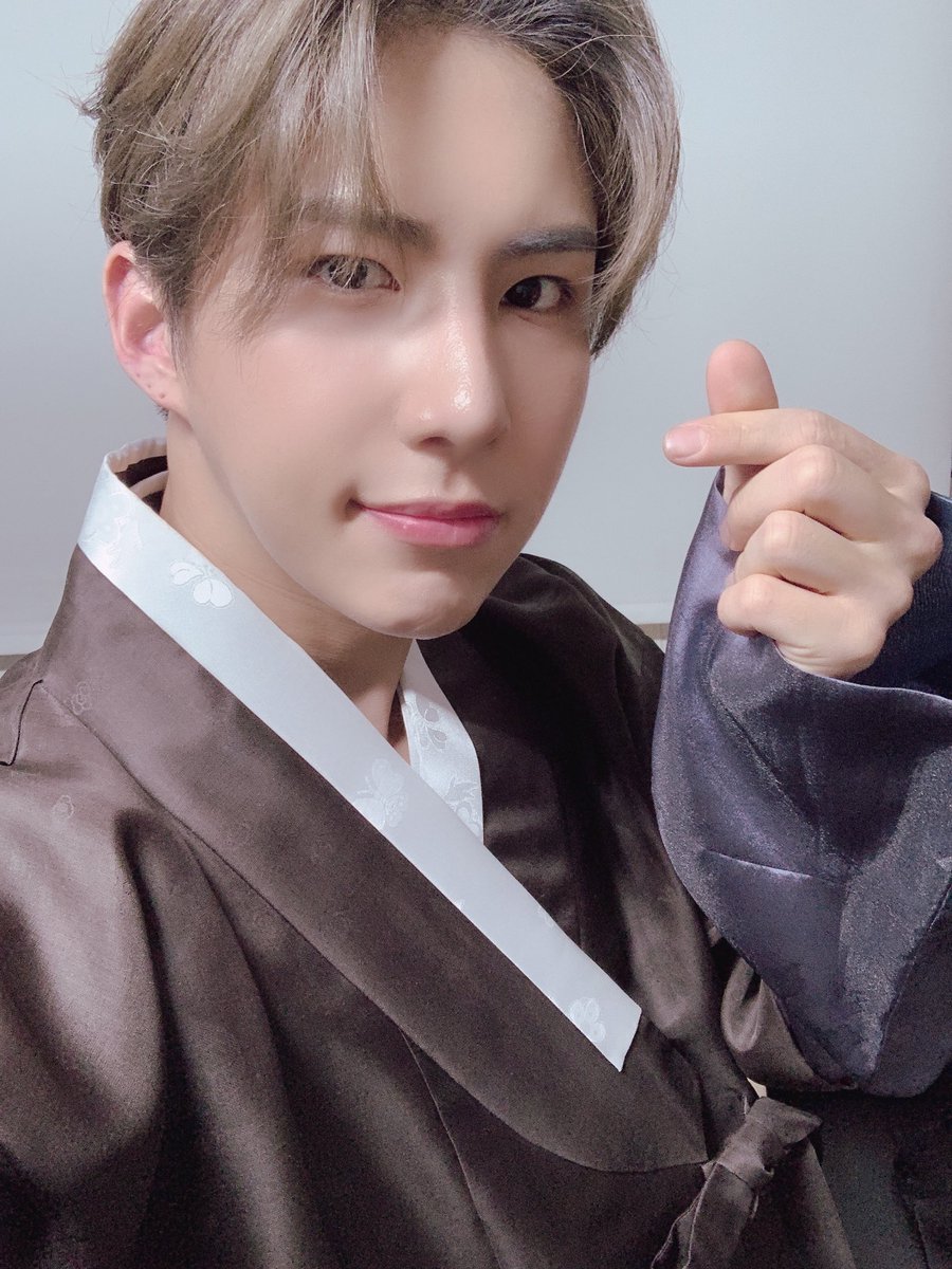 official_ACE7's tweet photo. [#에이스_와우]🤖

난 시민이였는데...
초이스 추석 연휴 잘 보내시고 사랑해요❤️
#에이스 #ACE #초🍁ㅣ스 #CH🍂ice https://t.co/YkdGf8xIDa