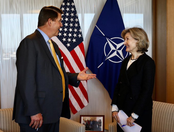 NATOpoRusski's tweet image. .@USAmbNATO: Сегодня в штаб-кв. @NATO Кейт Крач @State_E обсуждает с союзниками #CleanNetwork, безопасность #5G и наши общие цели в обл. экономики и безопасности. #НАТО работает над минимизацией долгосрочных угроз конфиденц-ти и безоп-ти данных со стороны разных злоумышленников.
