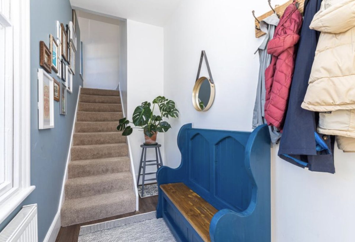 callumchapman's tweet photo. 3 bedroom. Family bathroom. En-suite. Gated parking. Market town location. Beautiful property and I'm tempted to buy it myself 😂 https://t.co/nLRqLPEete