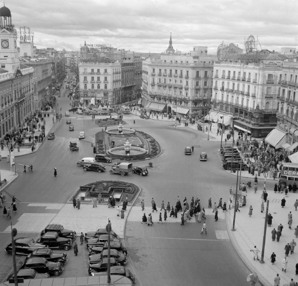 ¿Qué es lo primero que te viene a la cabeza al ver esta imagen de la Puerta del Sol en 1954?
#madrid