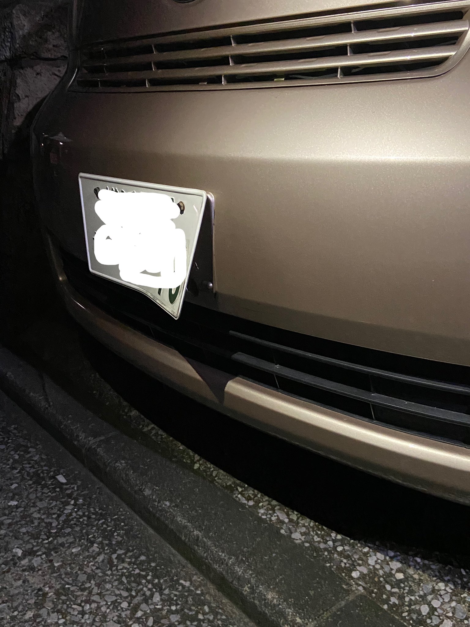 Megu 拡散希望 横浜市保土ヶ谷区内の 月極駐車場にて ナンバー曲げられる事案が発生 警察に来てもらい 指紋採取して貰いました これから鑑定に回して貰う事になりました 横浜市内にて 車へのイタズラが頻発しているそうです 皆さんもお気をつけ