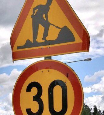 L_S_poliisi's tweet photo. YKSI tunti nopeusvalvontaa VT1 Kehätien tietyöalueella.
30km/h rajoitus, 60km/h puuttumiskynnys (100% ylitys).

Saldo: 8 jäätävää sakkoa, kaksi korttia pois, yksi käräjille.
Pienempiä lappuja olisi tullut lapioitavaksi saakka.

Hyvät ihmiset. 

Siellä on perheenisät duunissa. https://t.co/ZMx6kT4oyt
