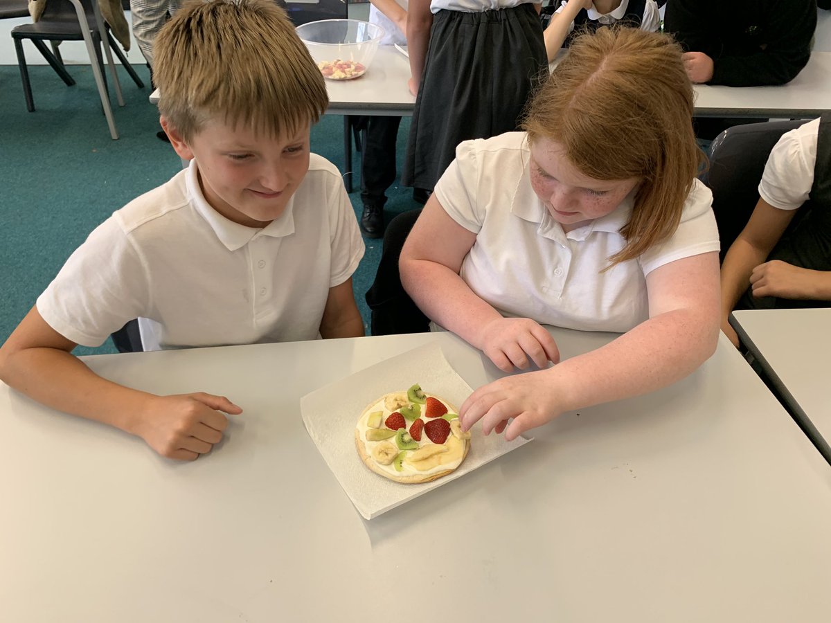 Delicious healthy dessert pizza for year 6 🍓🍐🥝 #BNFHEW20
