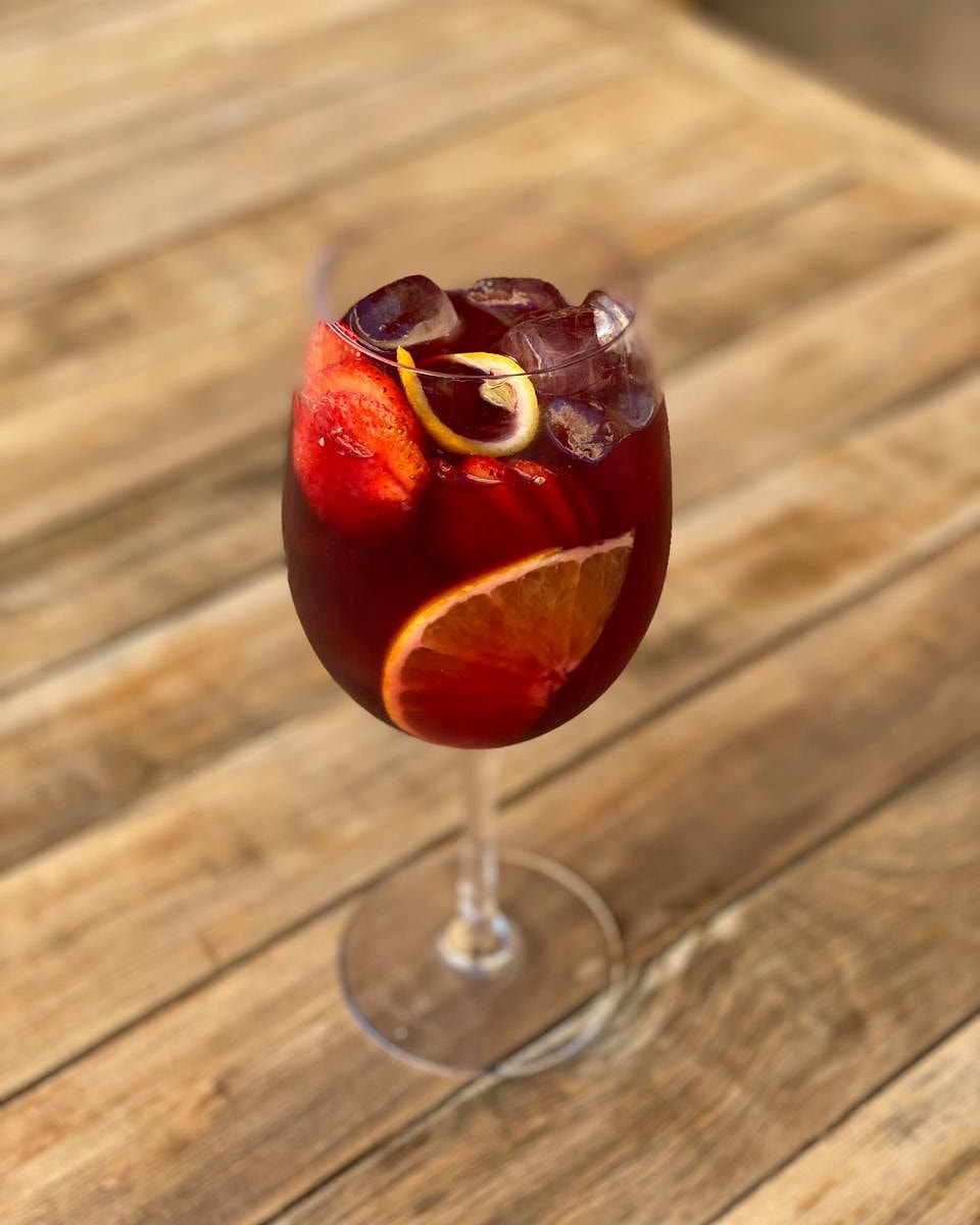 Abrasado presenta una atractiva propuesta de Happy Hour 🍸 para la temporada primavera/verano 2020, que incluye promos de 2 x 1 en tragos para disfrutar en la terraza 🌞, de miércoles a sábado, de 17 a 19 hs. ¡Te esperamos! Reservas vía whatsapp 📲2616618624