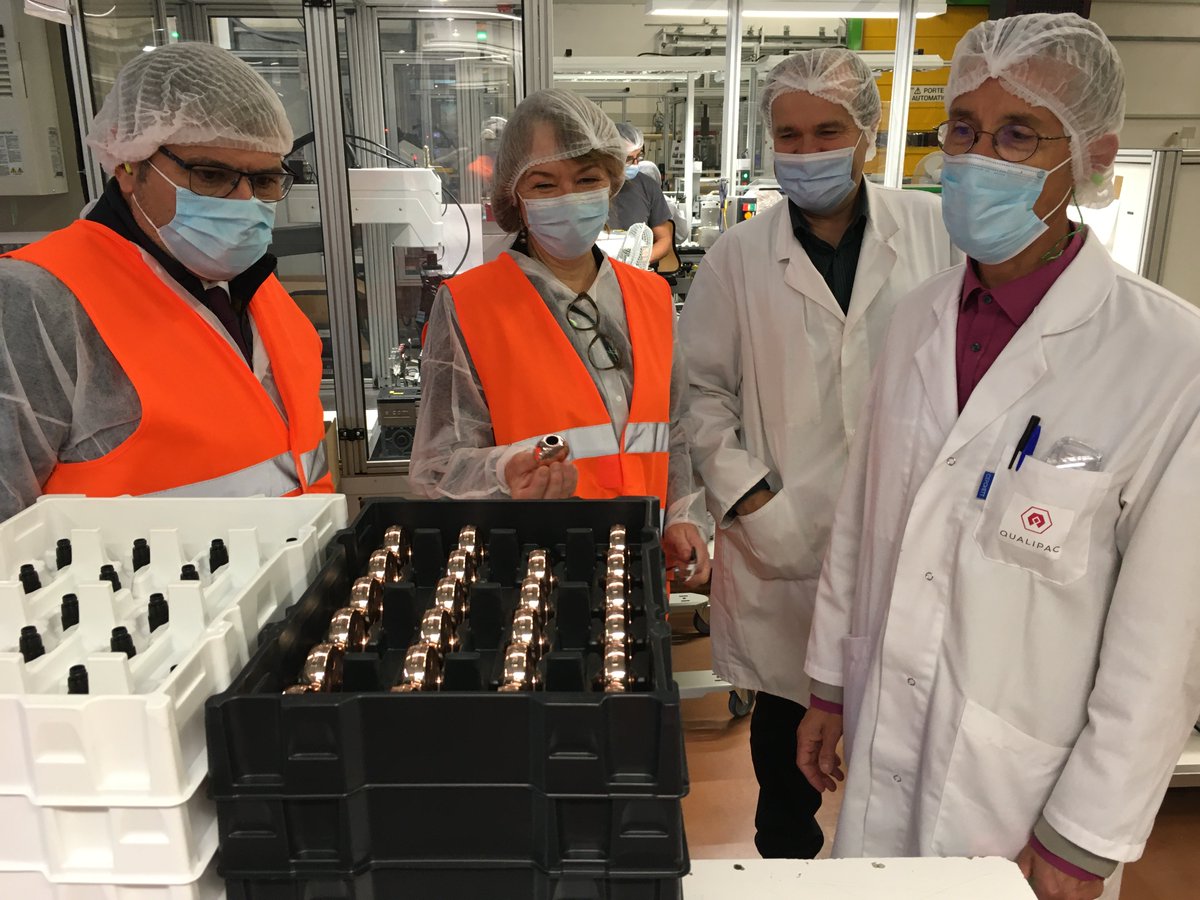 Prefet_15's tweet photo. Le préfet a visité l'entreprise #Qualipac à #Aurillac, spécialisée dans le packaging de luxe pour les parfums et les cosmétiques. L'occasion d'échanger avec le directeur de l'entreprise sur la situation économique actuelle et les projets à venir. https://t.co/q3akwaEB11