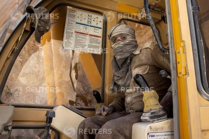 The man deftly using the excavator (see last tweet) is Ligen Eliyas from Wayanad, Kerala. He's been working non-stop in Ladakh for the last 8 months, not even managing to go home to see his newborn child. Why? "For the nation," he said, smiling.Pix:  @dansiddiqui