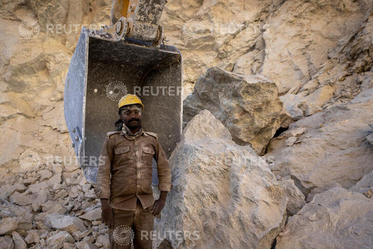 The man deftly using the excavator (see last tweet) is Ligen Eliyas from Wayanad, Kerala. He's been working non-stop in Ladakh for the last 8 months, not even managing to go home to see his newborn child. Why? "For the nation," he said, smiling.Pix:  @dansiddiqui