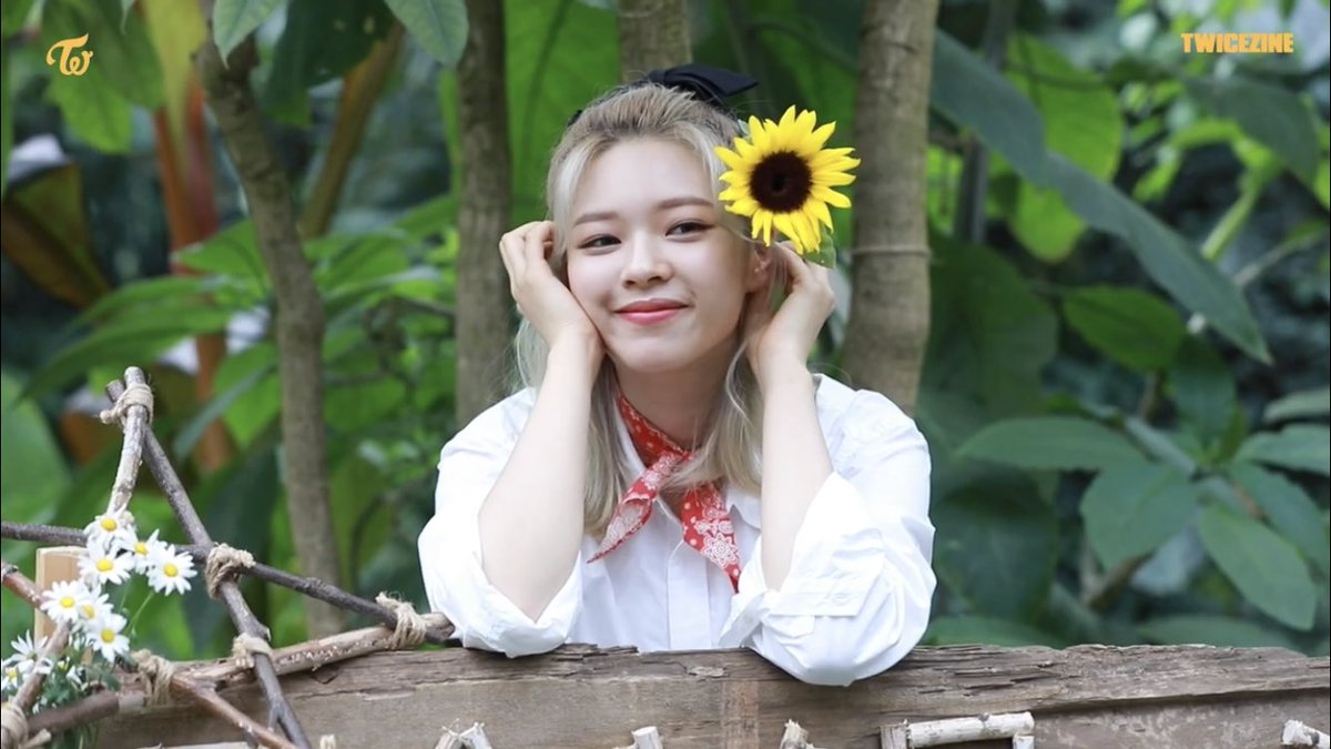 11:01my brightest sun,my prettiest flower. #JEONGYEON  #정연  #ジョンヨン #TWICE  @JYPETWICE                          [D-32]