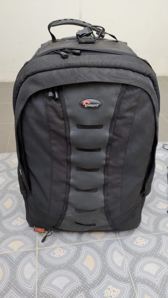 heiydes's tweet image. WTS #TASKAMERA 
The #Lowepro Rolling CompuTrekker Plus AW features a large interior in dimensions of 13.0"W x 5.5"D x 16.3"H to hold your notebook computer (up to 15.4" screen), SLR/DSLR camera, 35mm or compact medium format system with 4-5 lenses (up to 400mm f/2.8),flash