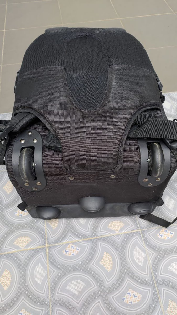 heiydes's tweet image. WTS #TASKAMERA 
The #Lowepro Rolling CompuTrekker Plus AW features a large interior in dimensions of 13.0"W x 5.5"D x 16.3"H to hold your notebook computer (up to 15.4" screen), SLR/DSLR camera, 35mm or compact medium format system with 4-5 lenses (up to 400mm f/2.8),flash