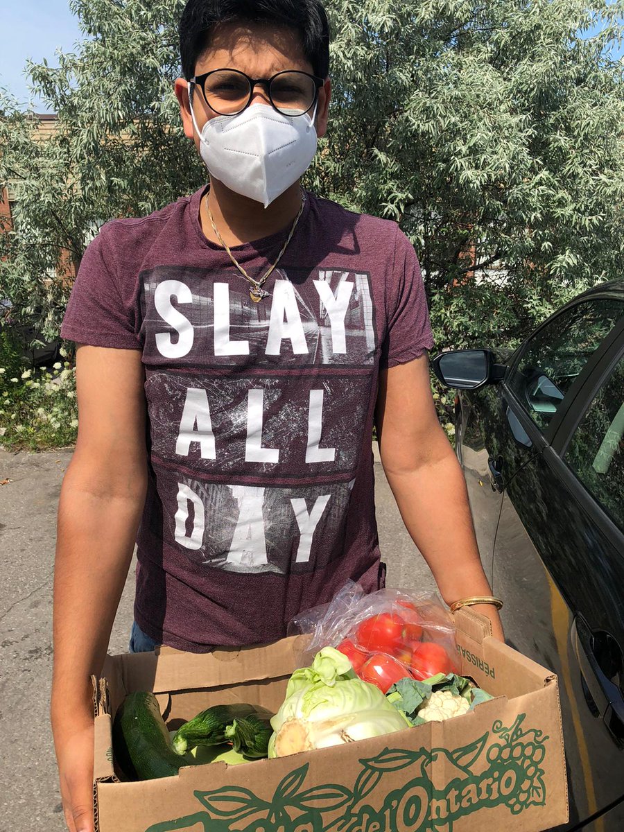 BramRotaract's tweet photo. In July we grew produce to donate to food banks. Our first donation was to @Knights_Table

Combined efforts resulted in 17lbs of produce being donated. That is right 17lbs!!! To put it into context:
15lbs = a 19" flat screen TV
20lbs = a car tire
Imagine that in vegetables! https://t.co/XGRdhGauRp