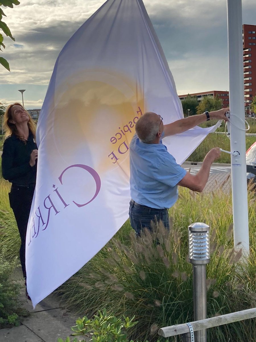 Vandaag is voor de eerste keer de vlag gehesen op onze locatie voor de Zwijndrechtse Waard in Hendrik-Ido-Ambacht. Er is een mooie nieuwe vlaggenmast geplaatst en de coordinator en een vrijwilliger hebben deze ingewijd.