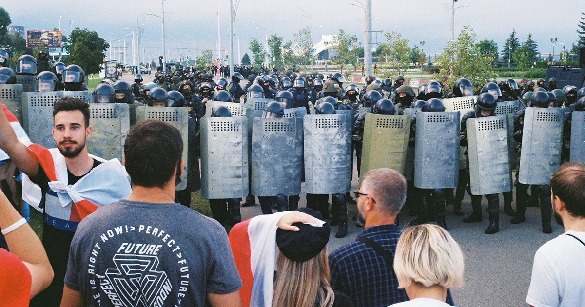 petapixel's tweet image. Belarus protesters use AI to 'unmask' riot police wearing face coverings: petapixel.com/2020/09/29/bel…