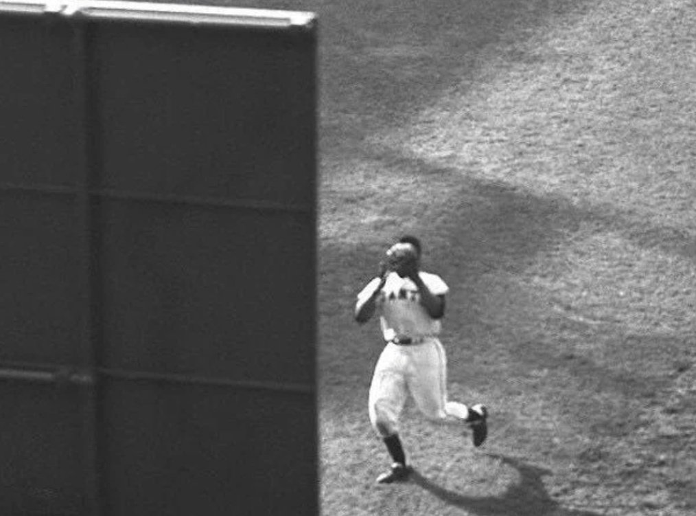t_jh2009's tweet photo. @sigg20 And this is similar to the view that #JoeGaragiola had of #TheCatch from the #Giants Clubhouse window. https://t.co/JQDTTJvxIC
