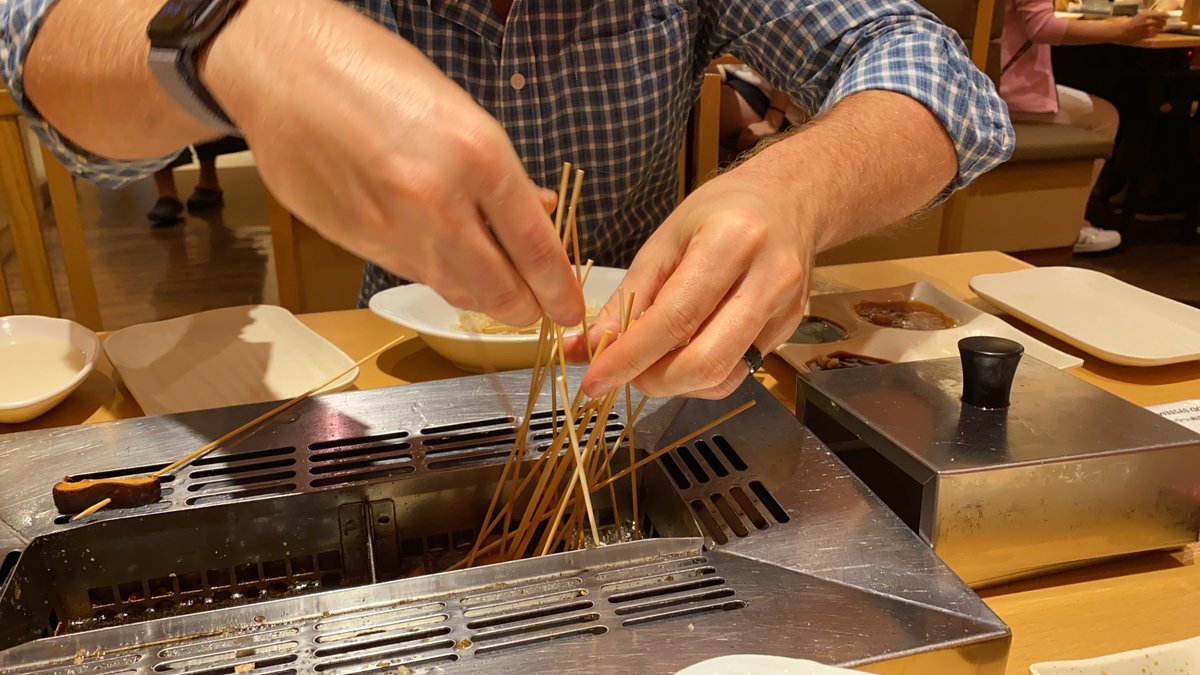 There& #39;s an entire genre of "cook it yourself" restaurants that I can& #39;t get enough of. One is kushi katsu (fried food on sticks) where you get YOUR OWN DEEP FRYER at every table. Would result in so many lawsuits in the US. Plus all-you-can-fry in 70 minutes for $14 at our mall.