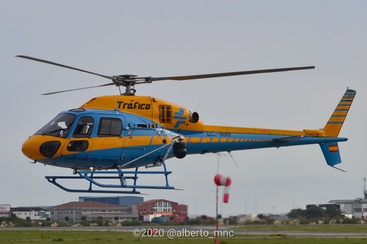 alberto_mnc's tweet photo. Abeja entrando en el #seveballesterossantander le quedan muy bien esos colores al #as355np de la @DGTes https://t.co/5jvYQaHgcg