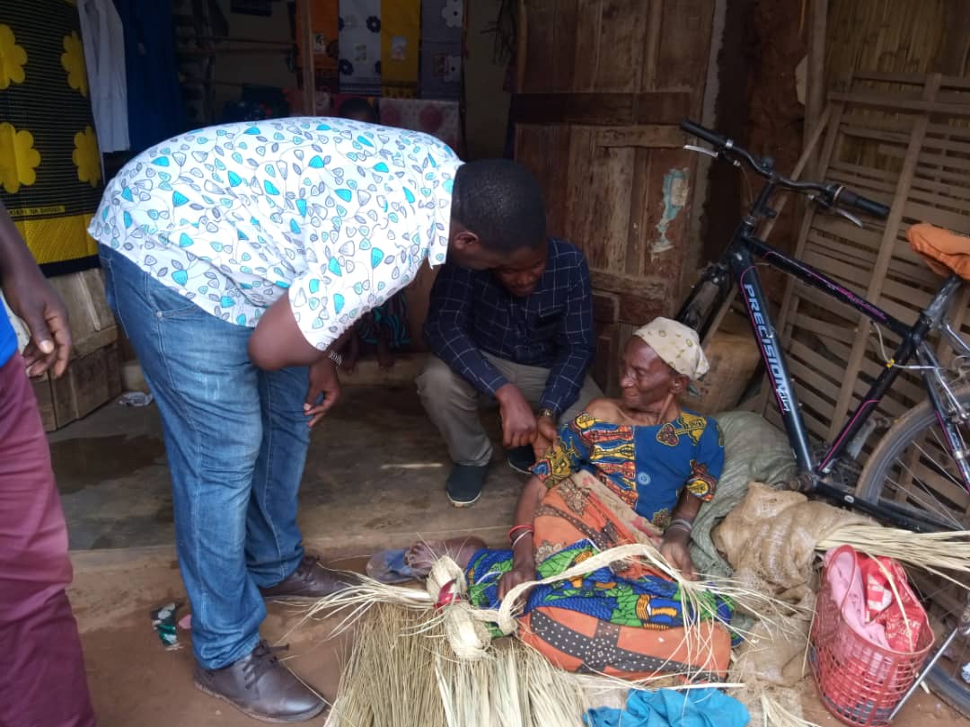 hndatama's tweet photo. Leo Mgombea ubunge jimbo la Kigoma Mjini Ndg @WistonMogha alikuwa kata Gungu katika soko la Gungu kutembelea wapiga kura ambao ni wafanya biashara duka kwa duka. @nccrmageuzihq @MkudeTabyg @Nanda48960100 @NdiholeyeKifu1 @YeremiaMaganja @Joeselasini
#PamojaTutashinda https://t.co/lvzhnYzo0g