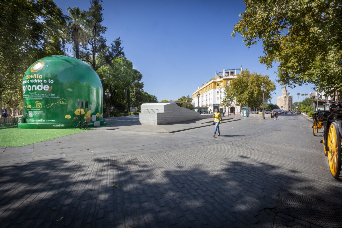 ecovidrio's tweet photo. Ayer nos llevamos nuestro contenedor gigante a #Sevilla. Estará en la Puerta de Jerez durante algunos días para que puedas ir a visitarlo y, quién sabe, quizá ganar uno de nuestros miniglús 😉 ¡Te dejamos algunas fotos del acto! https://t.co/Uuq6rlkpsu