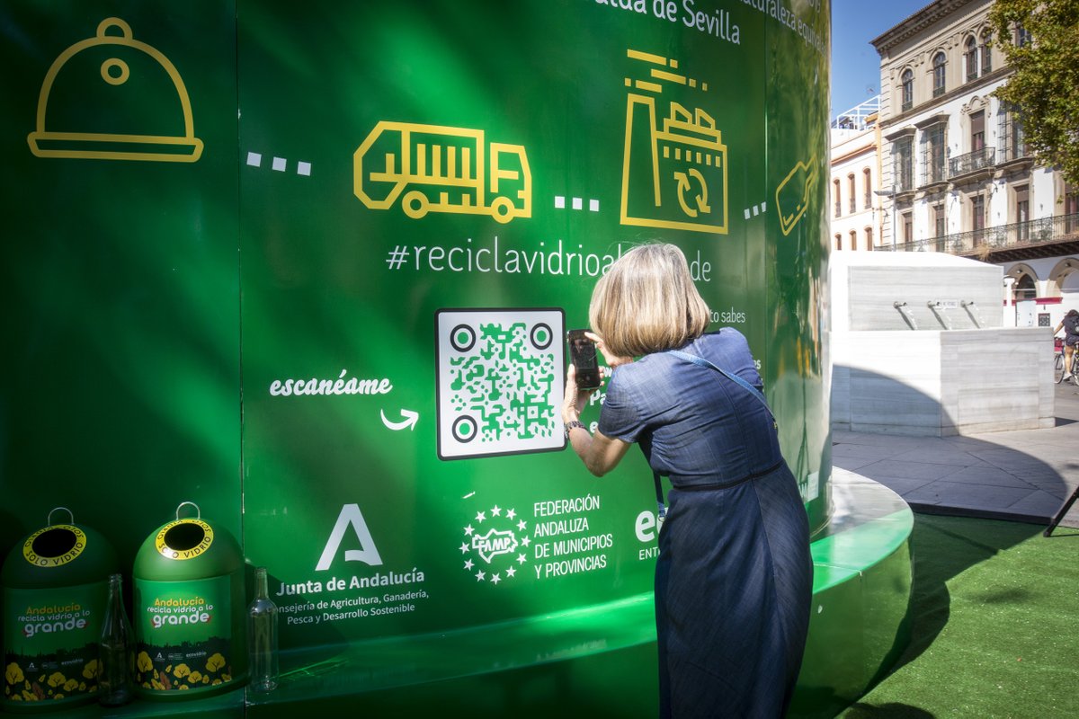 ecovidrio's tweet photo. Ayer nos llevamos nuestro contenedor gigante a #Sevilla. Estará en la Puerta de Jerez durante algunos días para que puedas ir a visitarlo y, quién sabe, quizá ganar uno de nuestros miniglús 😉 ¡Te dejamos algunas fotos del acto! https://t.co/Uuq6rlkpsu