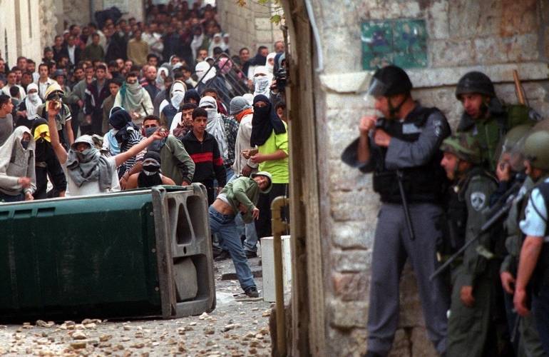 Today marks the 20th anniversary of Second Intifada during which 4,973 Palestinians were killed including 1,262 children and 274 women. Israel helds Yasir Arafat responsible for destroying the peace process by initiating a new Intifada in 2000.This thread will debunk this myth.