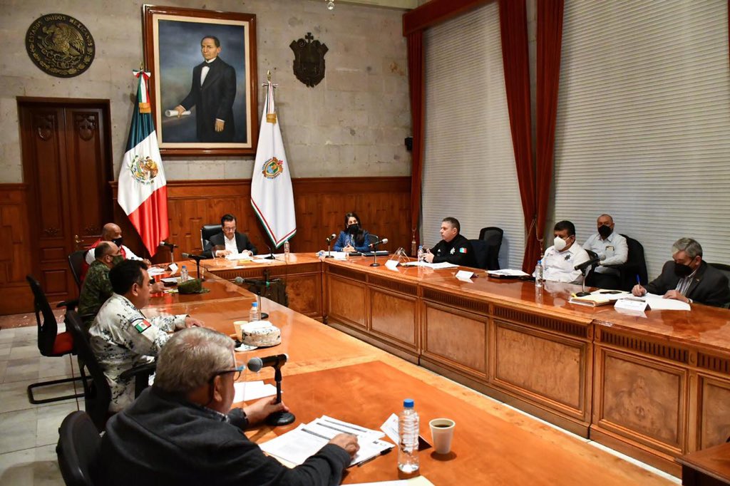 FGE_Veracruz's tweet photo. #ActividadFGE | 📌 Con la finalidad de mantener a la baja los índices delictivos, la Fiscal General del Estado, Verónica Hernández Giadáns participó en la mesa de Coordinación para la Construcción de la Paz, que estuvo presidida por el Gobernador @CuitlahuacGJ. https://t.co/neTXruXkGv