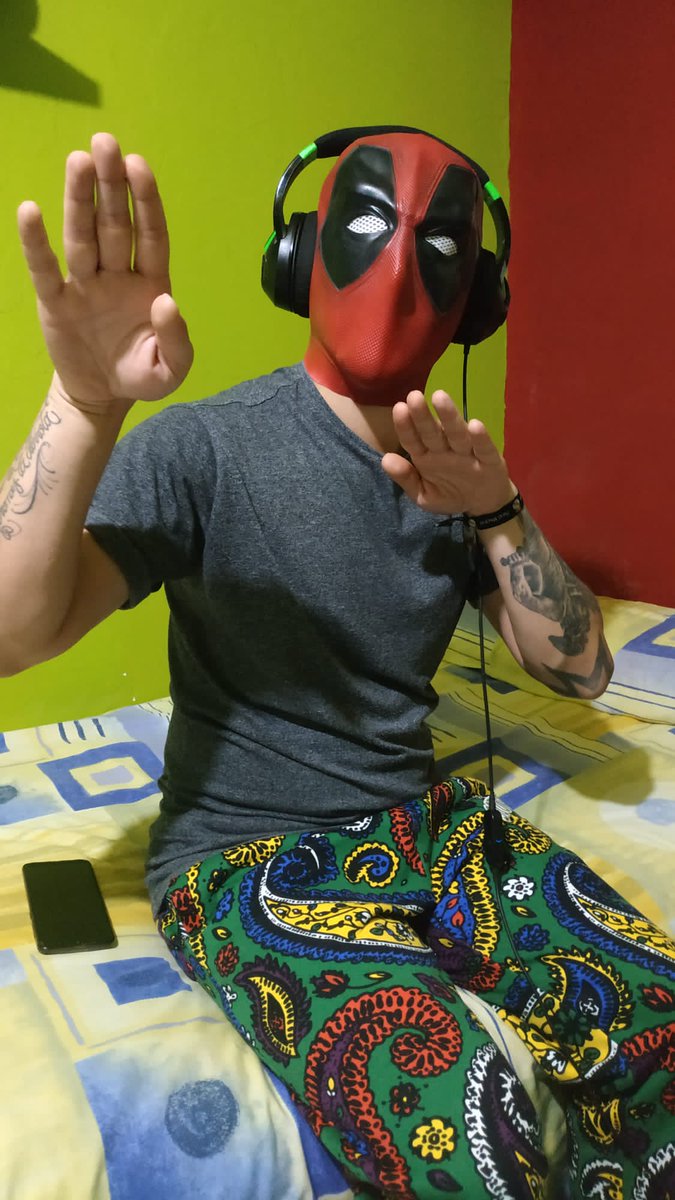 deadpool_hace's tweet photo. Esuchando un poco de Dubstep, esta vez sin pelearme con cable. 
#DeadpoolEsuchandoMusica
#DeadpoolHaciendoCosas https://t.co/1se2R44F8u