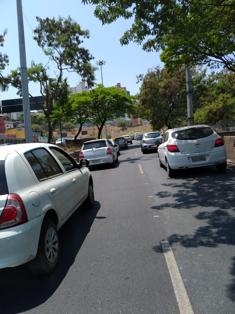 fernandarodri26's tweet photo. Motorista vai deparar com um Transito lento no Viaduto Oeste de BH no sentido Cristiano Machado. Motivo limpeza das paredes do Túnel da lagoinha . Tem Redução de faixa de 3 para 2 . https://t.co/UscqtUchCW
fonte :@motoboycristian @transitobhzmg @TransitoBH
