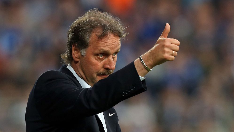 A note to FC Schalke 04: Please sign Peter Neururer as the new head coach! @s04 @s04_us #S04 #RoyalBluePride #Bundesliga #FootballIsLife 🙏👍🥰 https://t.co/EuhL78nFOC