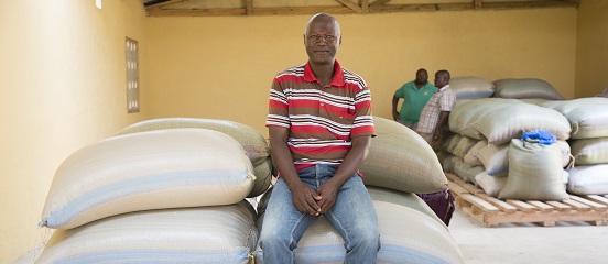 FarmAfrica's tweet photo. In developing countries, food waste mainly happens at the start of the supply chain.

Farm Africa helps farmers cut #foodloss through measures including reducing post-harvest losses, improving drying and better warehouses.

https://t.co/BuVYGW3xub #FLWDay #FLWD https://t.co/MyHpA1hsEF