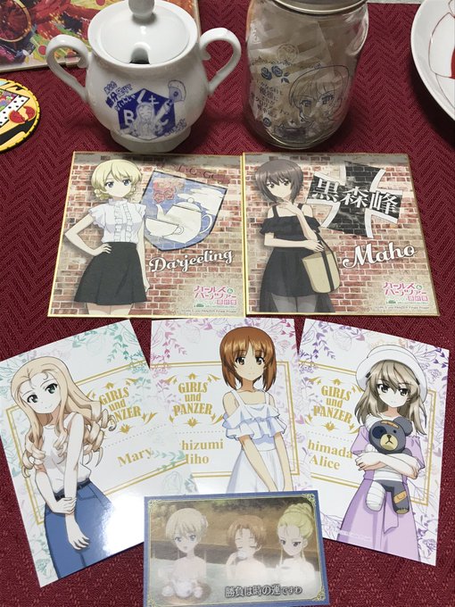 本日秋葉原のガルパンダッシュストアに行ってきました✨
一枚目が私の戦利品で、二枚目はココさんと合わせた戦利品になります☺️ 二人してダー様の色紙を当てるとは……! 
