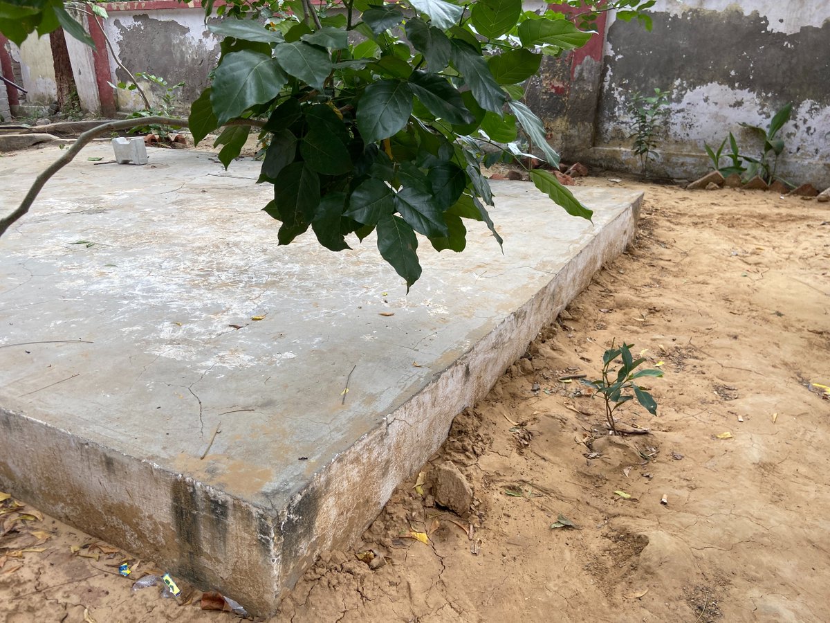 She was first taken to Chandpa police station on a motorcycle. It was on this cement block outside thana where she was made to lie down. 'No one accompanied us to the hospital', relative of Hathras rape victim told  @newslaundry. Read the full report here:  https://www.newslaundry.com/2020/09/29/help-us-get-justice-please-dalit-girl-assaulted-in-ups-hathras-succumbs