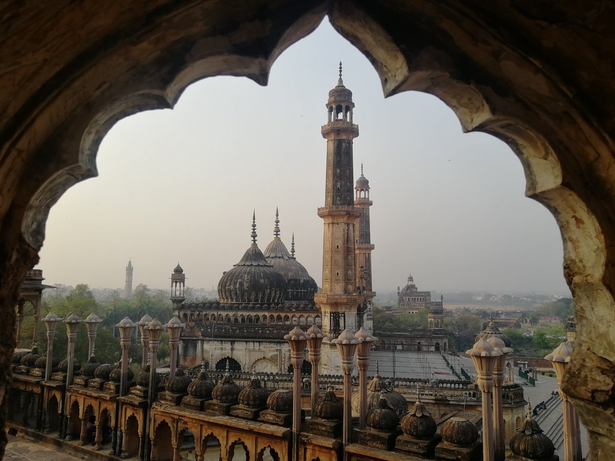 1/9 Modern Shi’i Islam as we know it would not exist without South Asia. It all starts in  #Lucknow in North India. From 1775-1856, the city was the capital of the state of Awadh (or Oudh). Its Shi’i rulers, the nawwabs, used splendid architecture to propagate their faith.