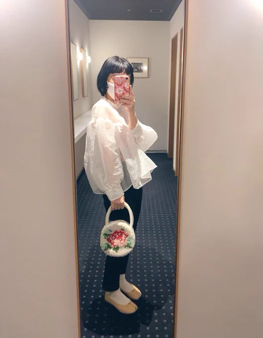 ブラウス一枚で過ごせる気候が長く続く続いてほしい 