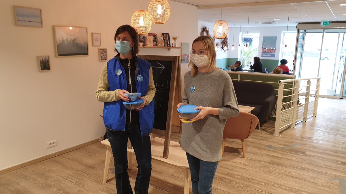 roubaix's tweet photo. Lancement de la #Rbox ce midi chez Freyja à #Roubaix : un contenant en verre pour limiter les déchets de la restauration à emporter... Depuis aujourd'hui, retrouvez la R’box chez la dizaine de commerçants participants ➡️ https://t.co/ukM6ruDG5F ♻️ https://t.co/uaLbUcc5ek
