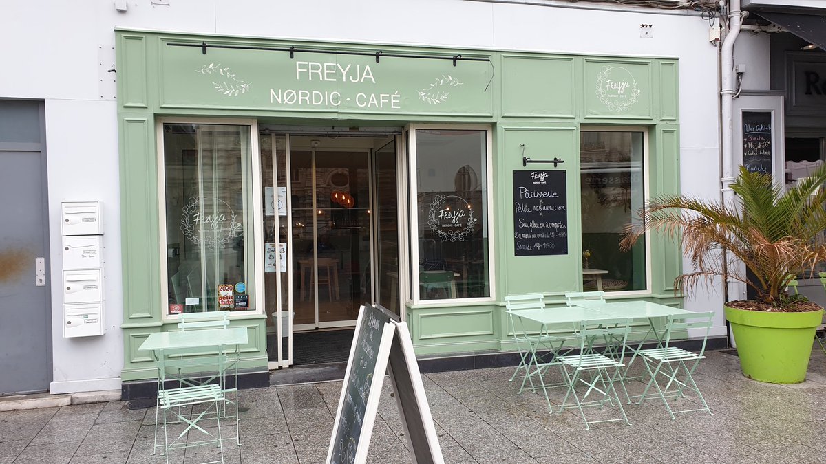 roubaix's tweet photo. Lancement de la #Rbox ce midi chez Freyja à #Roubaix : un contenant en verre pour limiter les déchets de la restauration à emporter... Depuis aujourd'hui, retrouvez la R’box chez la dizaine de commerçants participants ➡️ https://t.co/ukM6ruDG5F ♻️ https://t.co/uaLbUcc5ek