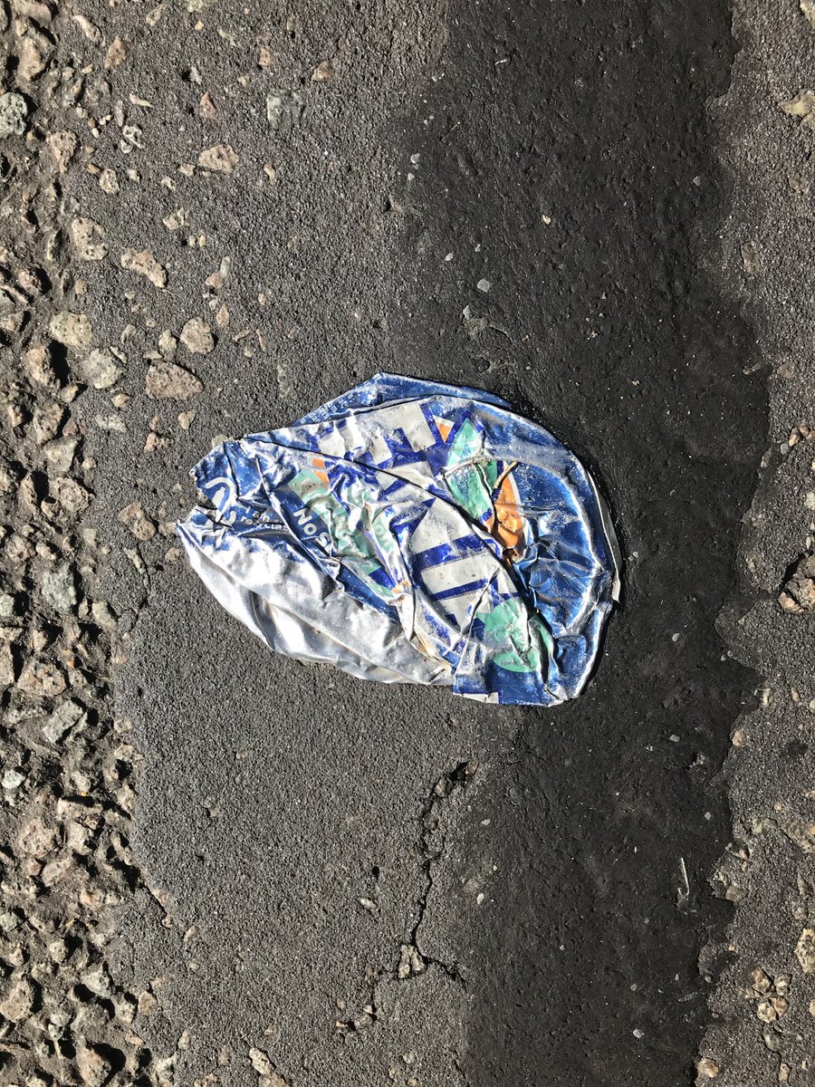 #zwerfie in volledige lockdown. Niet meer te redden; vast versmolten in asfalt. Niet meer te redden #statiegeld ook voor blik!