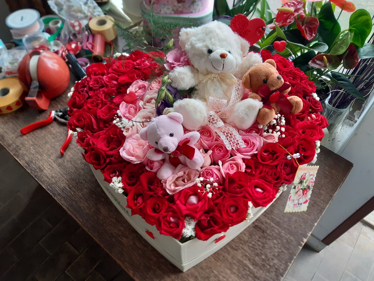 zare_entuzijast's tweet photo. #surprisegiftbox #heartshapedbox #motherofpearlbox #xxlflowerbox #bigflowerbox #101roses #redroses #babyroses #sugarloveroses #pinkroses #decorativeflowers #gypsophila #trefern #pearlsonflowers #decoration https://t.co/gVYwbyIsmJ