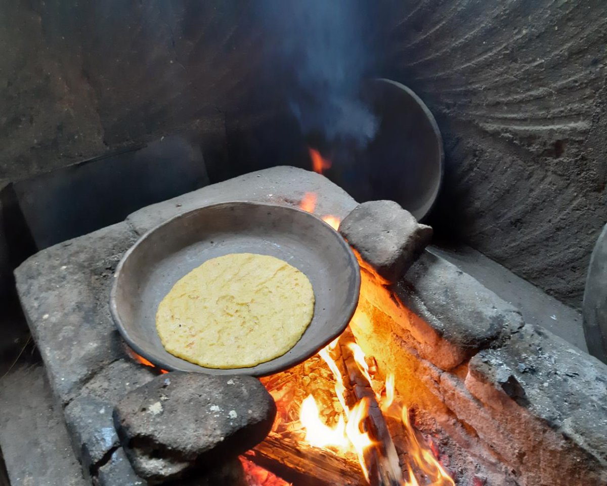 nicaaventurera's tweet photo. Esta sería una foto del recuerdo, claro que poco se cocina con leña para proteger el Medio Ambiente pero no podemos negar que esas eran las mejores Tortillas: Maíz Nesquizado, echadas en comal, a fuego de leña, hecha por la mamita

#Nicaragua #NicaraguaLinda https://t.co/20ZNGy8g1c
