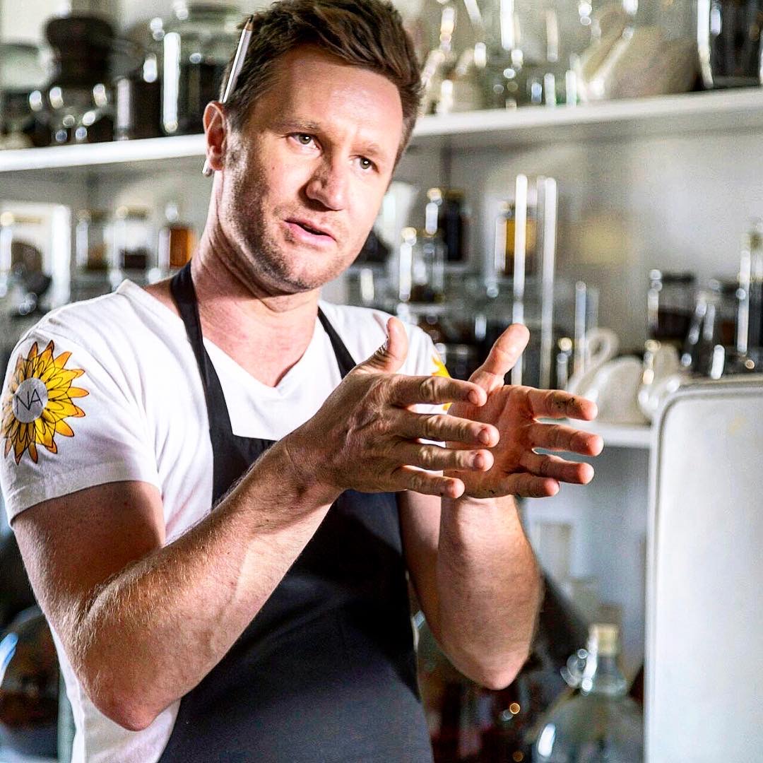 HOLATV's tweet photo. Próximamente le damos la bienvenida a @neillanthony, un chef que nos enseñará los platillos más deliciosos tal
y como se los prepara a las celebridades. ¡No te pierdas sus anécdotas inolvidables en la nueva serie "El chef de las estrellas: Neill Anthony"!
📸: #NeillAnthony IG https://t.co/RYpkY9jiMe