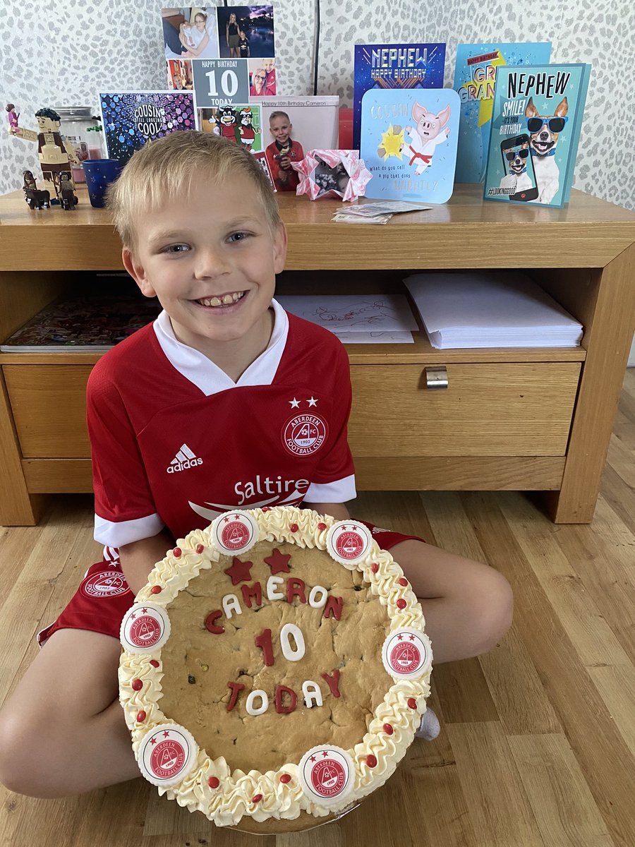 weebrownmouseb's tweet photo. Cookie cake for my grandsons 10th birthday today! ⚽️❤️ #aberdeenfc https://t.co/mfuQndyipS
