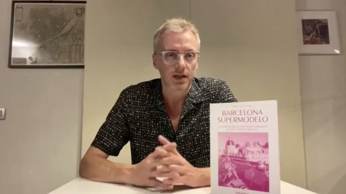 Alessandro Scarnato nos presenta en la sesión plenaria del congreso ISUF-H el libro "BARCELONA SUPERMODELO: LA COMPLEJIDAD DE UNA TRANSFORMACIÓN SOCIAL Y URBANA"