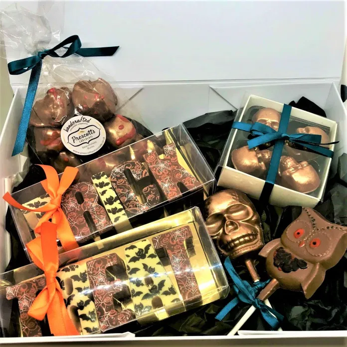 theweekendpages's tweet photo. #WIN! A selection box of our delicious chocolate treats, just in time for Halloween! To enter simply RT and see more here - https://t.co/XfNeNPnUO8

#Competition #freebie https://t.co/fjSyxfZkIs