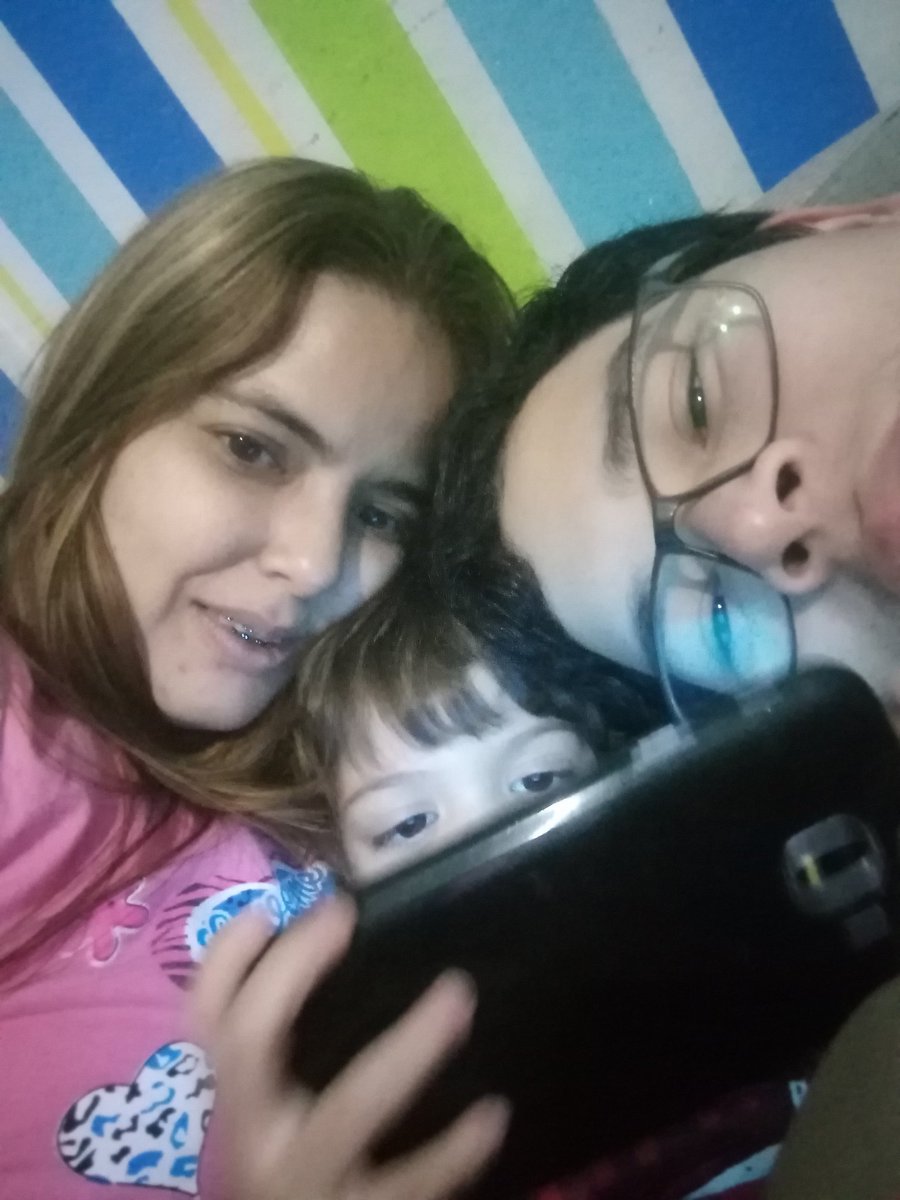 ALBERTO40840253's tweet photo. Con mi familia .. 🙈🙈 https://t.co/8mnyKyxkYC