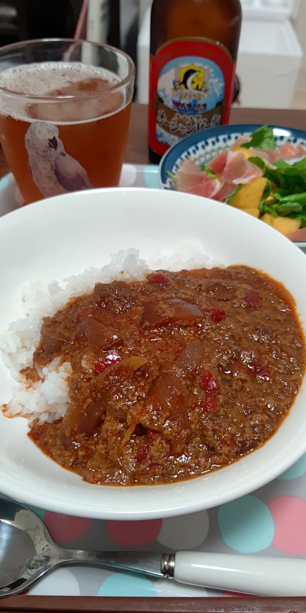 minjyu's tweet photo. 夜ごはんは手抜きで無印良品のブーパッポンカレーと柿とルッコラと生ハムのサラダ。 https://t.co/KnLfdB93xl