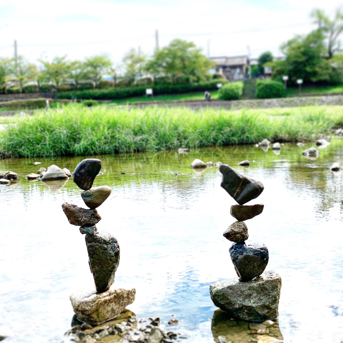 京都 鴨川に絶妙なバランスで積まれた石のアートが出現 これは凄い 積んだご本人からリプライも Togetter