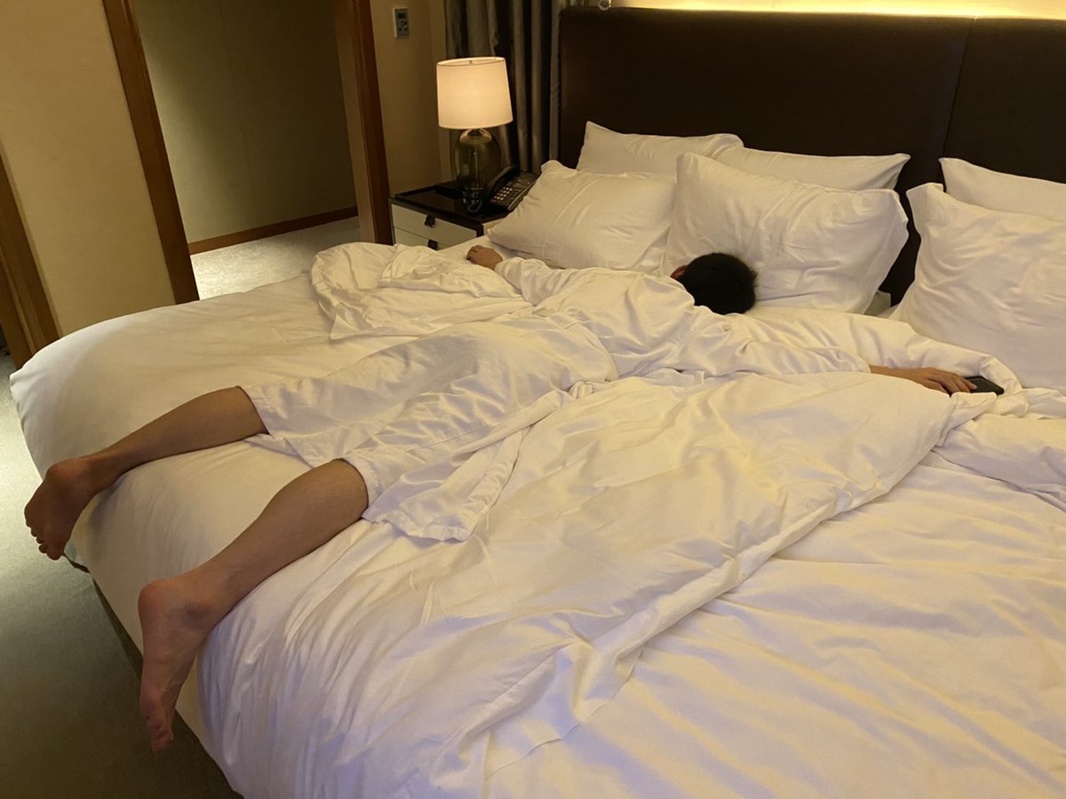 kusamaccho's tweet photo. 見事な大の字で爆睡するぐらい最近疲れてたので、ちょっと良いホテル。

毎日同じ仕事して、休みの日もいつも同じようなことして、変化がないと絶対つまらない。

お金かける必要は全くないし、必ずしも休みの日に努力しなくても、たまに普段とちょっと違うことしてみるのは絶対大事。 https://t.co/dQXpdrWKOT