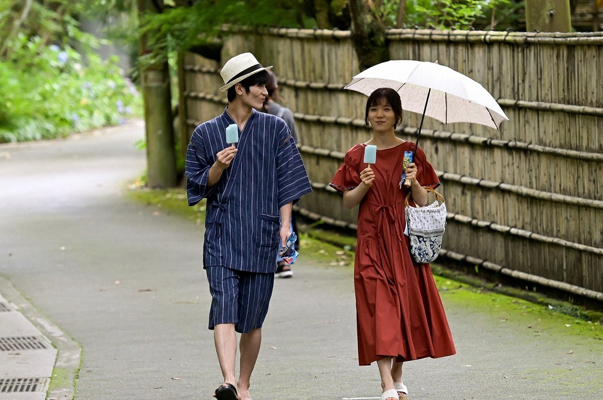 松岡茉優の私服 おカネの切れ目が恋のはじまり 第３話で着ていた赤のギャザー ウエストリボンのついたワンピースです 芸能人の私服 衣装まとめ Woomy