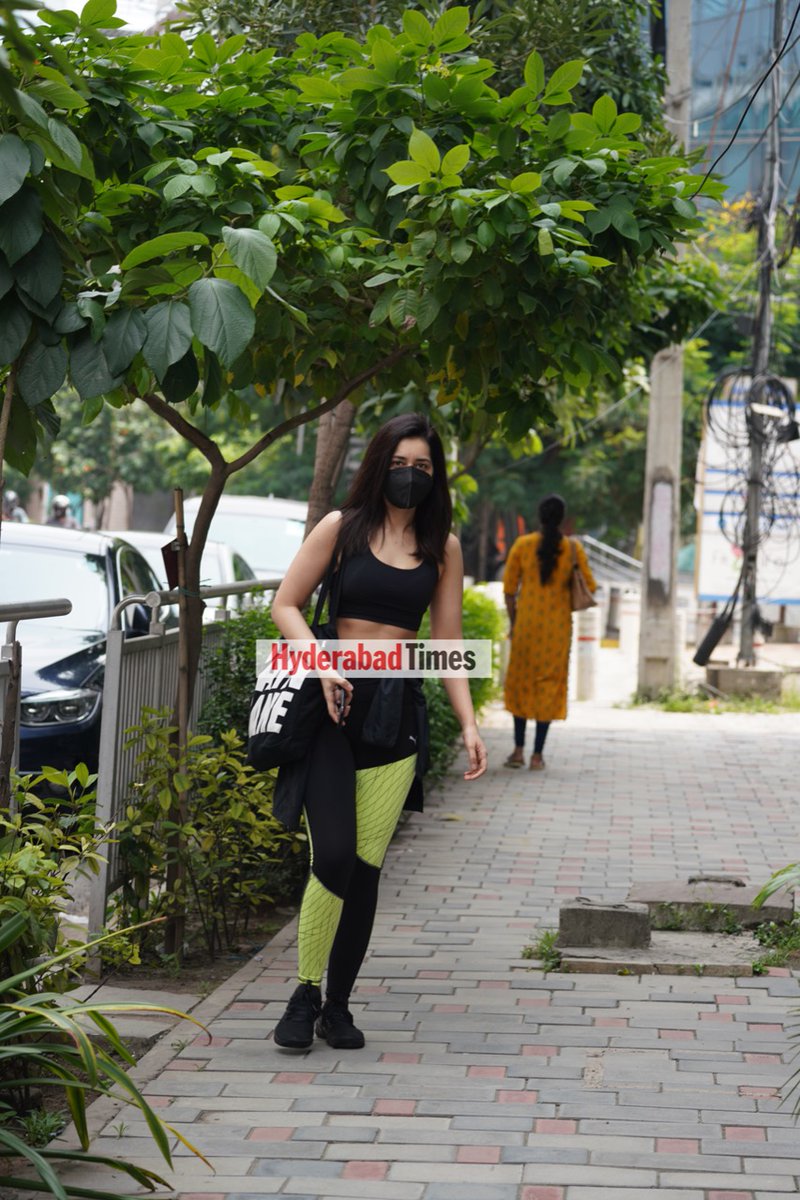 HydTimes's tweet photo. #Spotted: @RaashiKhanna looking fab in an all-black gear after a workout session at the gym
#popcolours #RaashiKhanna
#gymlook #Hyderabad #fitnessmotivation #maskon #MaskUp #Tollywood
πΈ @kamlesh_nand https://t.co/vA8iplYMVc